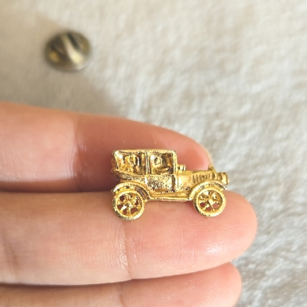 #158 Gold Vintage Car Pin - Picture 4 of 4